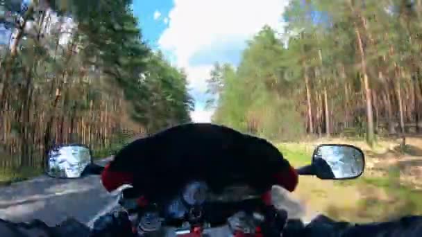 Motocyklista jezdí na kole po venkovské silnici. — Stock video