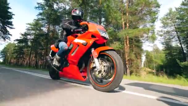 Pessoa em roupas de motociclista montando em uma moto . — Vídeo de Stock