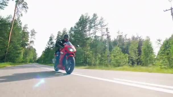 Profesjonalny rowerzysta robi akrobacje na czerwonym motocykl. — Wideo stockowe