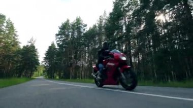 Bir yolda bir motosiklet sürme bir kask Bisikletçi.