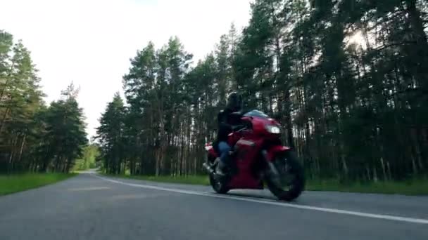 Biker v přilbě na motorce na silnici. — Stock video