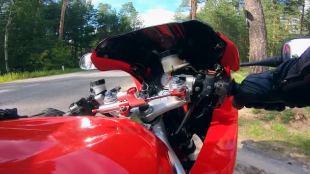 Rider begint met het rijden op een motorfiets op een platteland. — Stockvideo