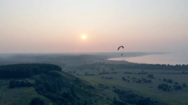 Ram-air paraşüt kameraya doğru uçuyor