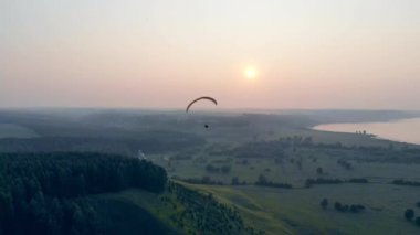 Paraplane sisli güneşli manzara üzerinde süzülen. Paraşüt, yamaç paraşütü komseptisi.