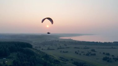 Gökyüzünde yamaç paraşütü. Airsailing araç yeşil manzara üzerinde sürüklenen . Paraşüt, yamaç paraşütü komseptisi.