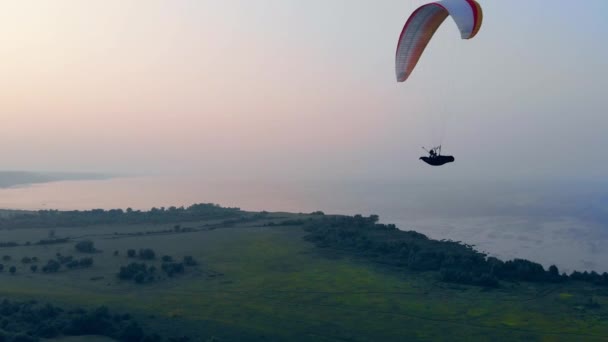 Airsailing process carried out above the water. Skydiver flies in sky. — Stock Video