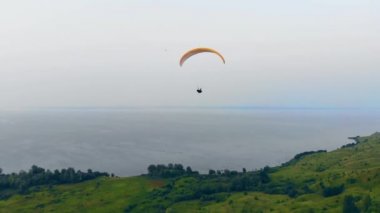 Paraşüt, yamaç paraşütü komseptisi. 4k paraşüt konsepti.