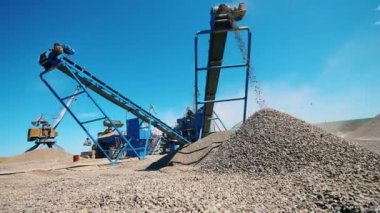 İşleyen kazı makineleri ile kaya ocağı