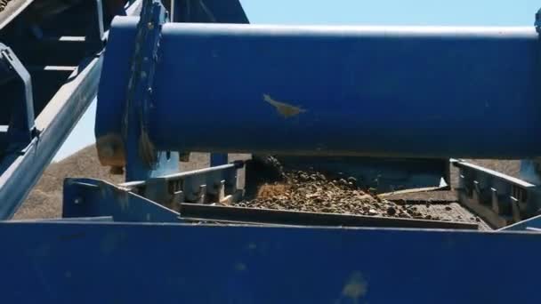 Los escombros están siendo procesados dentro de una máquina de agrietamiento — Vídeo de stock