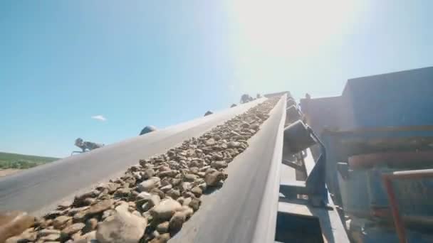 Dopravník důlního vozidla a štěrk pohybující se kolem něj — Stock video