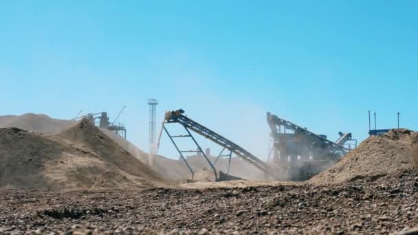 Equiparação de escavação de mineração. Máquinas estão escavando e moendo rochas — Vídeo de Stock