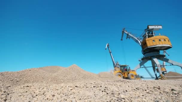Скельні розкопки з функціонуючими машинами — стокове відео