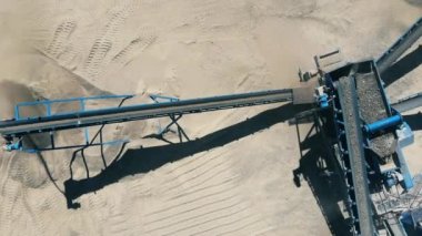 Üst görünümde kazılmış çakıl taşlama işlemi. Maden Kazı sı.