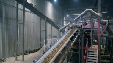 Taşıyıcı boyunca hareket eden seramik malzemelerile fabrika ünitesi