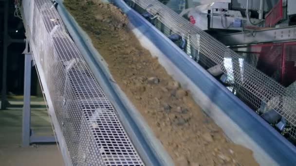 Transportband verplaatst klei materialen — Stockvideo