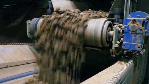 Gravel is falling from the industrial conveyor — Stock Video