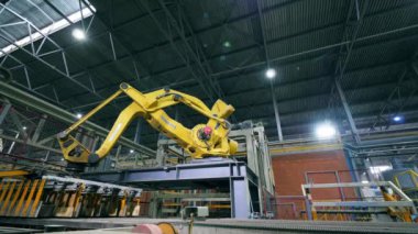 Modern bir fabrika hattında Robotik Kol üretim hattı.
