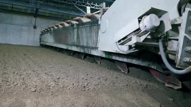 Industriële machine is nivellerend droog cement — Stockvideo