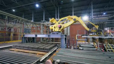 Bir fabrika tesisinde modern endüstriyel robotik kol.