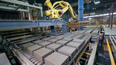 Modern robotik taşıyıcı seramik malzemelerin yerini alıyor. Modern sanayi fabrikası.