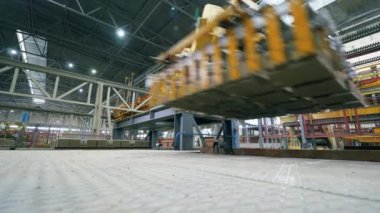 Robotik Kol üretim hattı. Robot tuğlaları toplu olarak taşıyor