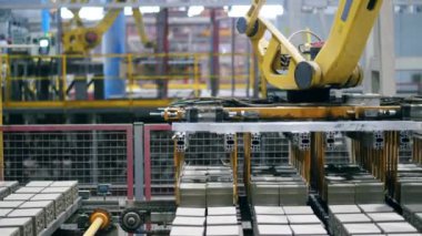 Modern sanayi fabrikası. Seramik ürünleri fabrikada mekanik olarak yerleştiriliyor