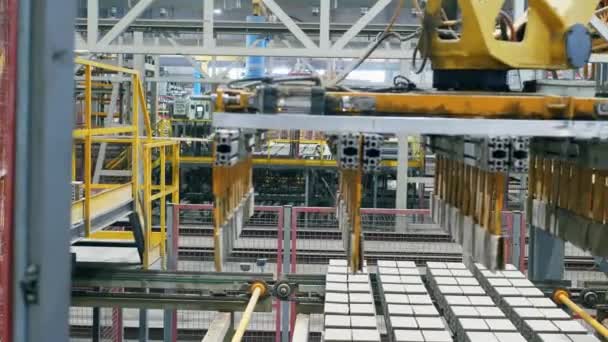 Conjuntos de ladrillos están siendo desplazados por el moderno equipo industrial robótico — Vídeos de Stock