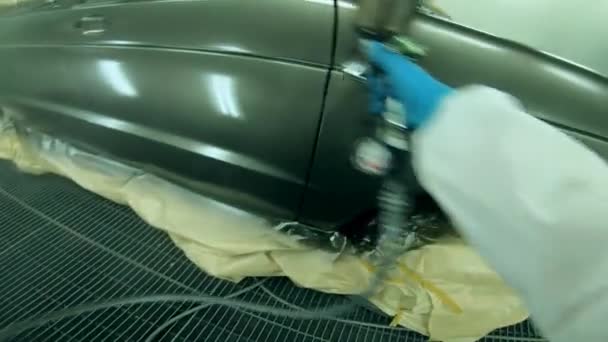 A superfície dos carros está a ser pintada com spray — Vídeo de Stock