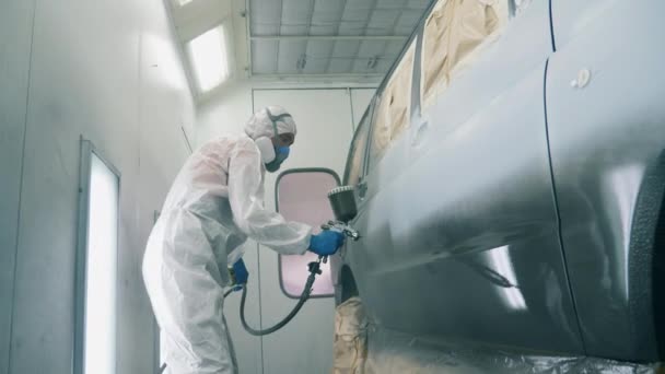 Trabajador de garaje está pintando en aerosol el automóvil — Vídeo de stock