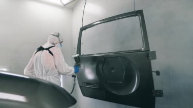 Boya püskürtme tabancalı asker arabayı boyadı