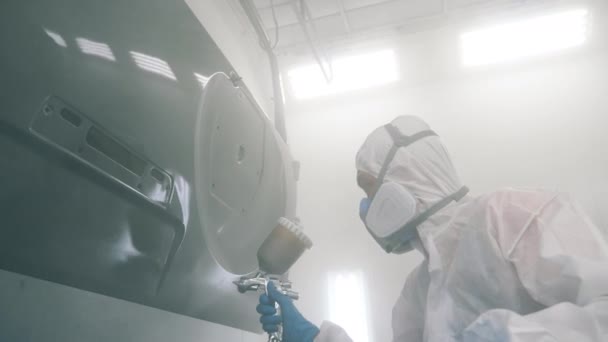 La puerta de los autos está siendo pintada con spray por el trabajador del garaje. Proceso de pintura en spray industrial . — Vídeos de Stock