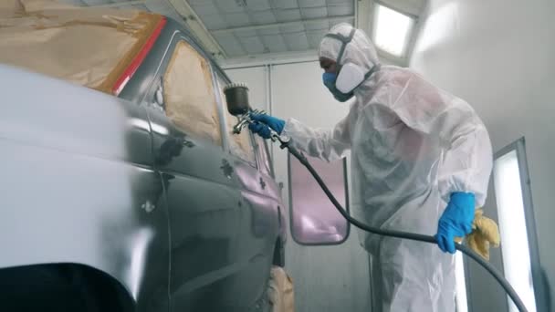 Técnico masculino está teñiendo el coche en plata — Vídeos de Stock