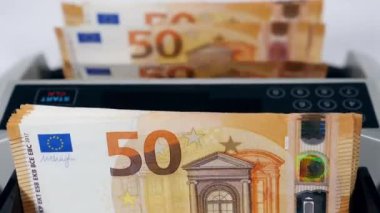 Birçok renkli banknotlar bir iş makinesi nde sayılır.