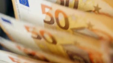 Otomatik para birimi sayacında işaretlenen basılı euro.