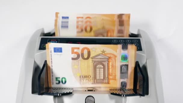 Nya eurosedlar räknas i en modern maskin. — Stockvideo