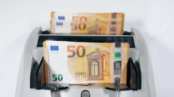Elektronisk räknemaskin kontrollerar många euro. — Stockvideo