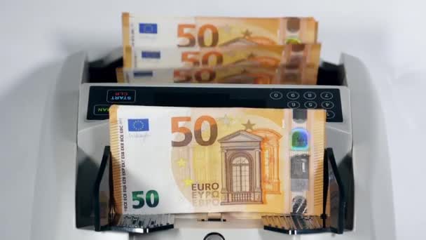 Moderne Schalter arbeitet mit neuen Euro-Banknoten und überprüft sie. — Stockvideo