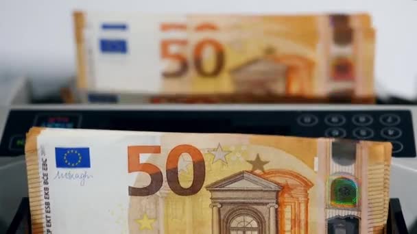 Bank machine telt veel eurobankbiljetten. — Stockvideo