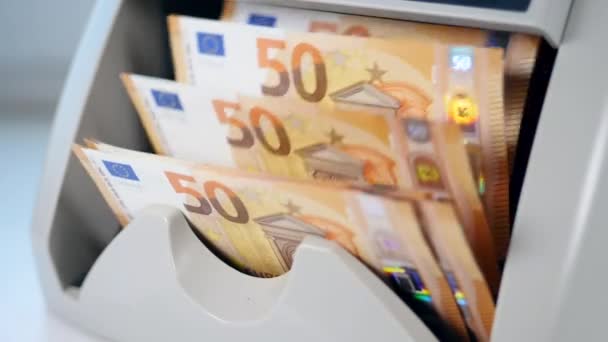 O contador de moedas funciona com euros impressos . — Vídeo de Stock