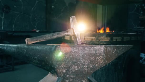 Marteau métallique sur enclume à une forge .