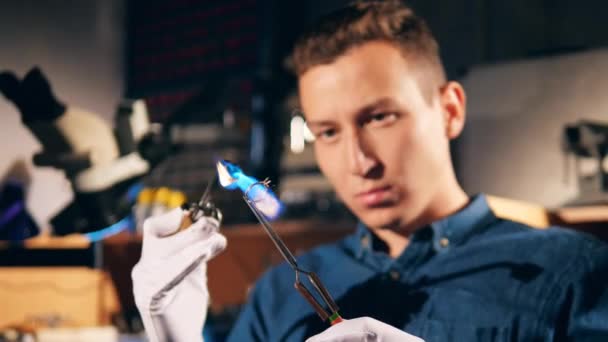 Le réglage de la bague est brûlé par un bijoutier masculin — Video