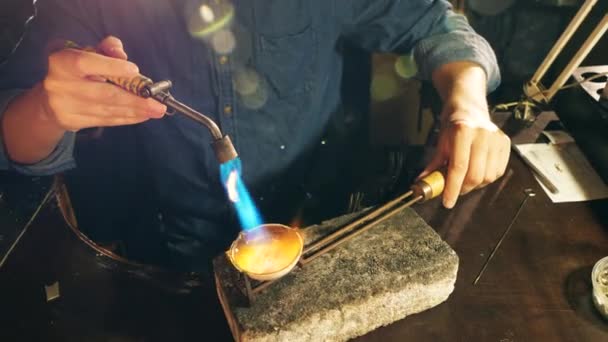 Ювелірні вироби нагріваються пальниками в руках майстрів — стокове відео
