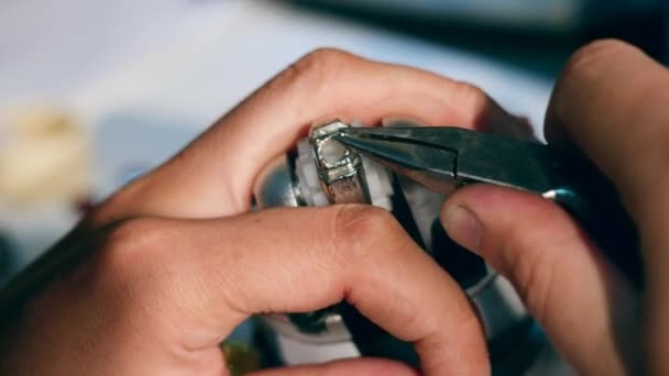 Anillos de plata vacíos ajuste se está ajustando — Vídeo de stock