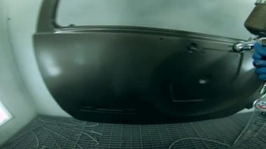 Boya püskürtme tabancası araba ların kapısını renklendiriyor