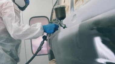 Boya tabancası otomobili renklendirmek için kullanılıyor