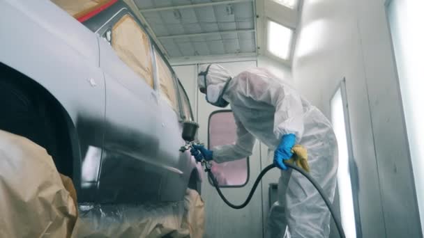 Mechanik malując samochód w zwolnionym tempie — Wideo stockowe