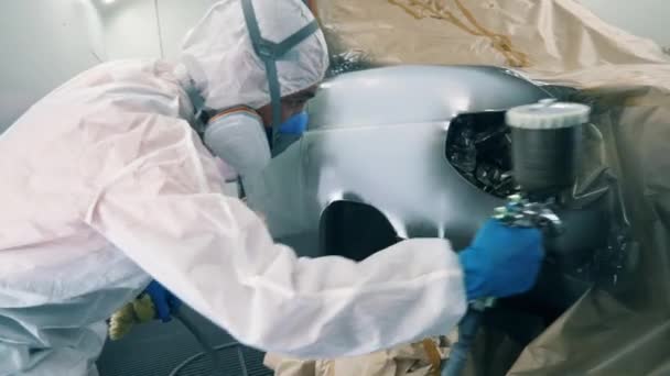 수리인이 페인트로 자동차를 분사하고 있습니다. — 비디오