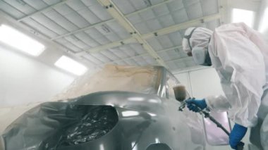Araba boya püskürtme tabancası ile renklendiriliyor