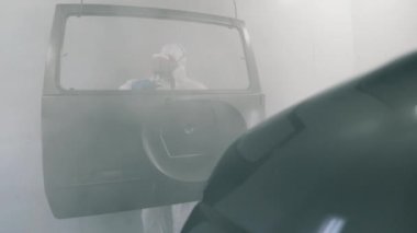 Mekanik püskürtücü ile bir araba kapı boyama