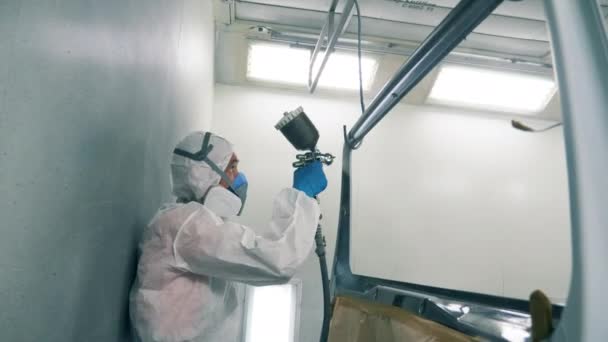 Técnico masculino está pintando la puerta del coche — Vídeo de stock